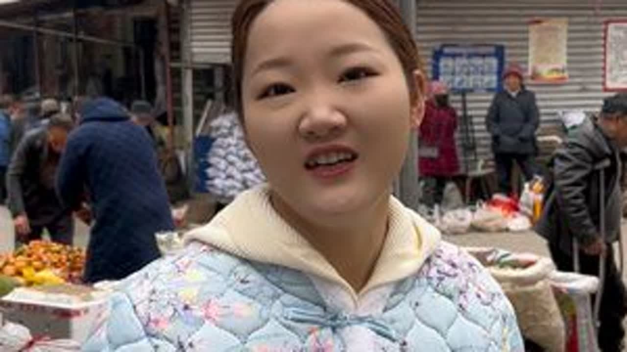 带着爷爷奶奶去赶集，媳妇给买了吃的穿的，这孙媳妇真的太有心了#赶集 #我的乡村生活#爷爷奶奶