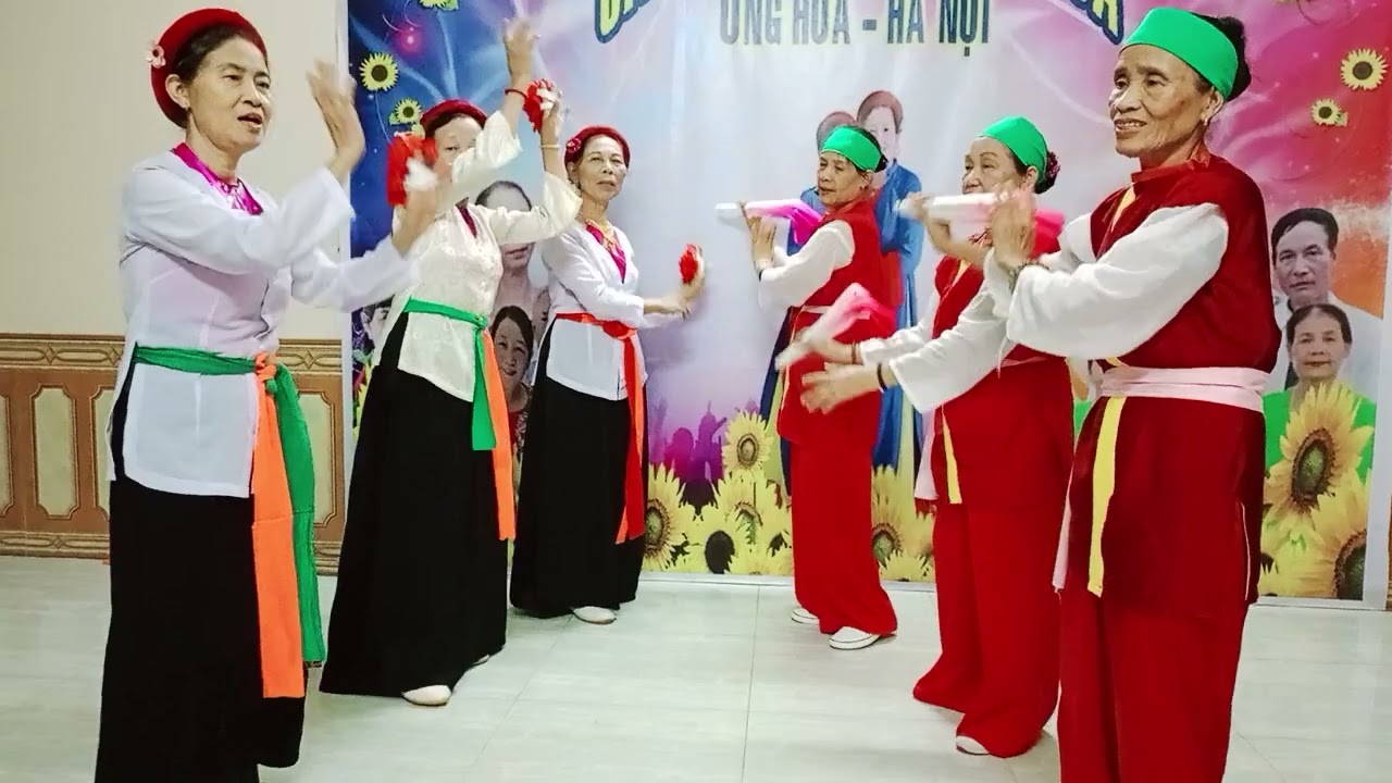 Biên đạo múa Hoa Nguyễn cùng tốp nữ CLB thực hiện bài hát ống