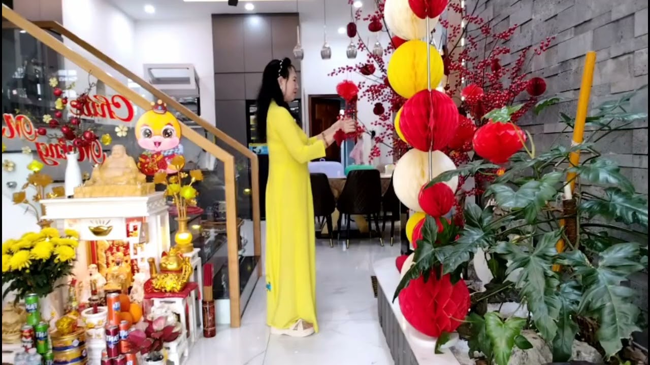CÁNH THIỆP ĐẦU XUÂN  -  Cẩm Vân thu hình tại Quảng Trường Sa Đéc .            CHÚC MỪNG NĂM MỚI .