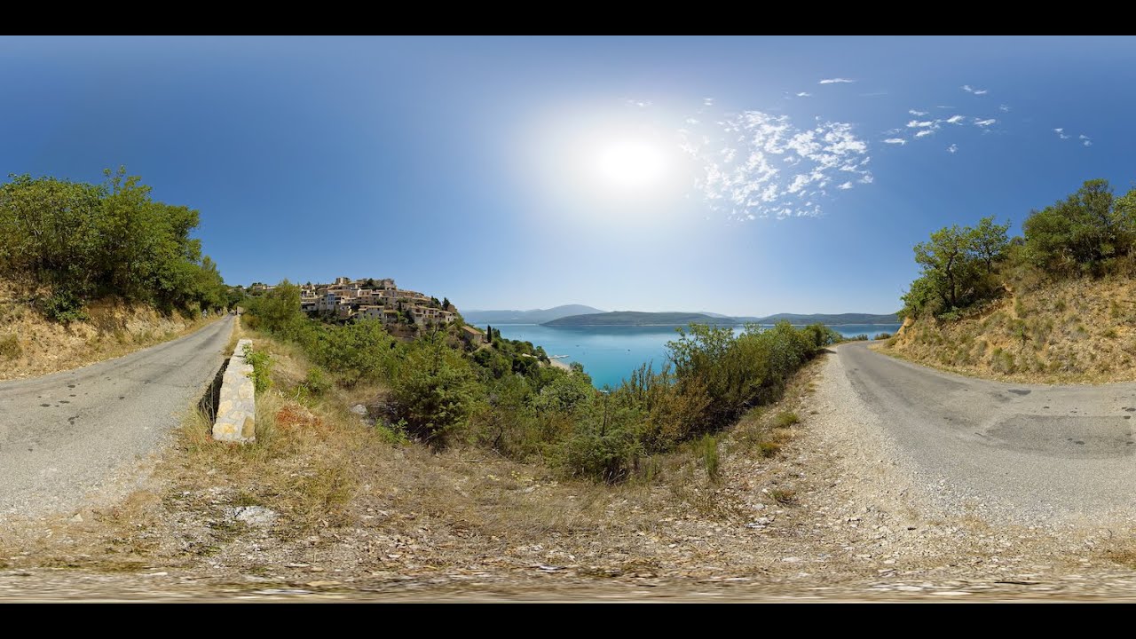 360° STOCK VIDEO 4K | Picturesque Hillside Village Overlooking Recreational Lake | Atmosphaeres
