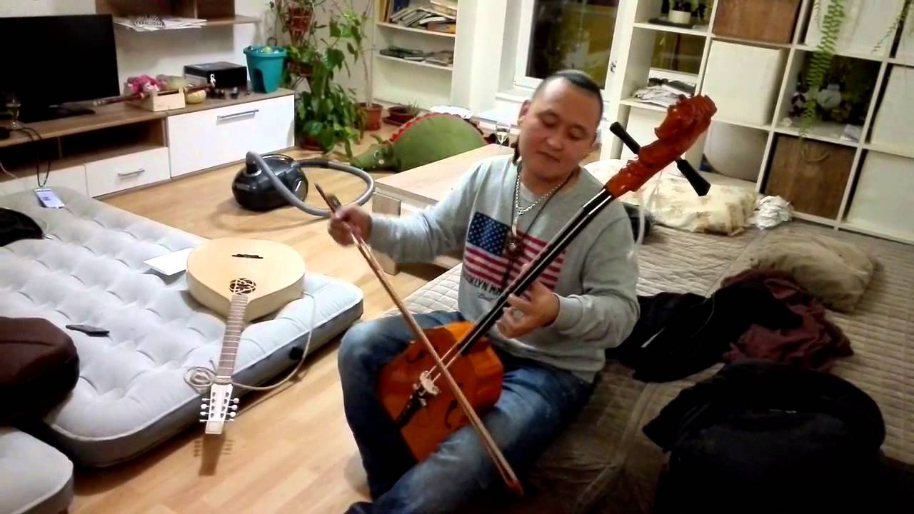 Nine Treasures playing morin khuur at Petra´s residence