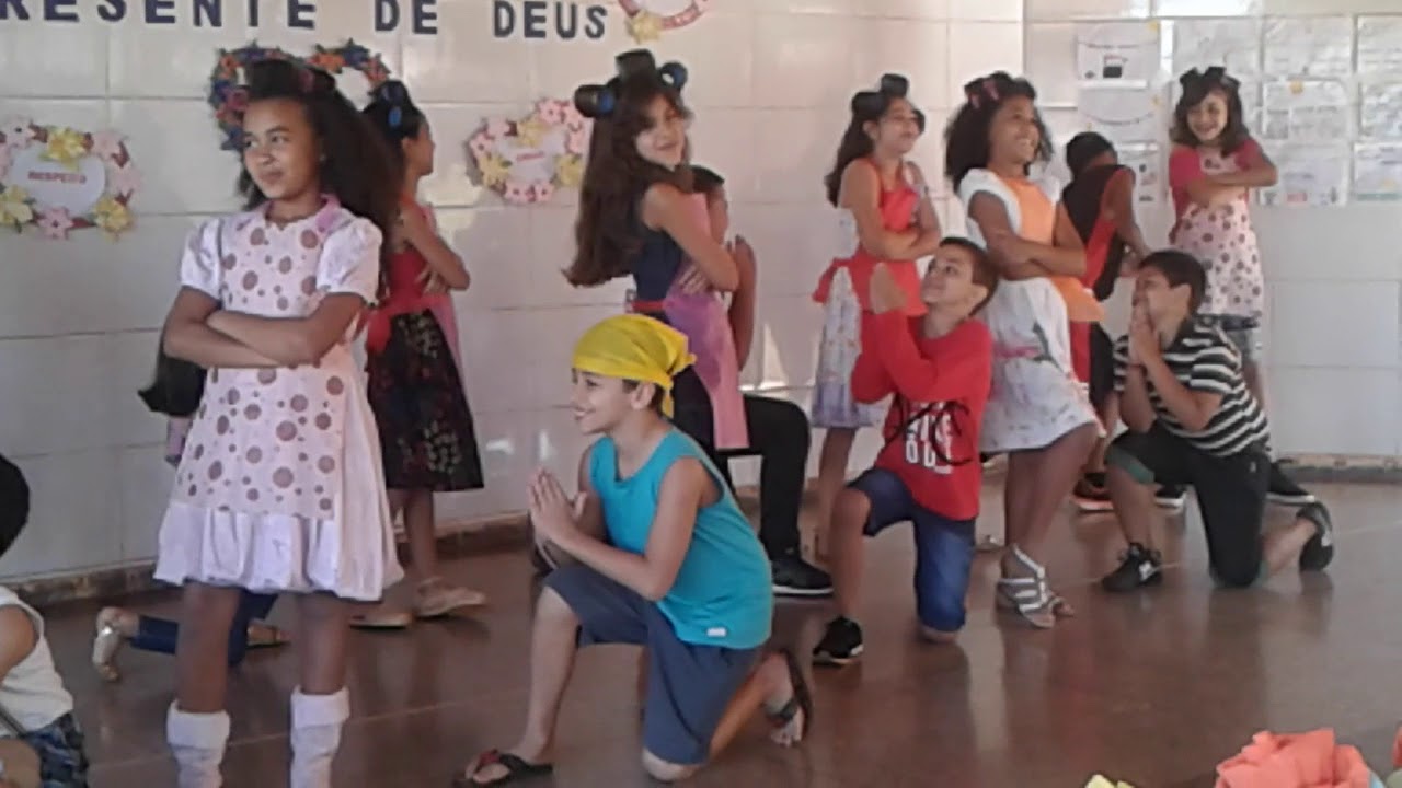 Apresentação da grande família na escola Municipal professora Delisabete Martins Doles