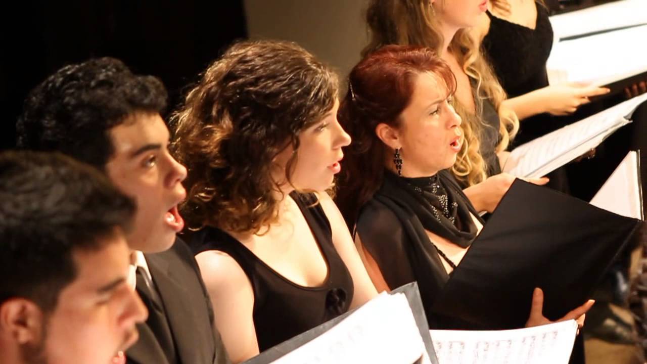 Choir singing Missa Festiva - V. Agnus Dei (John Leavitt) [CORAL UTFPR]