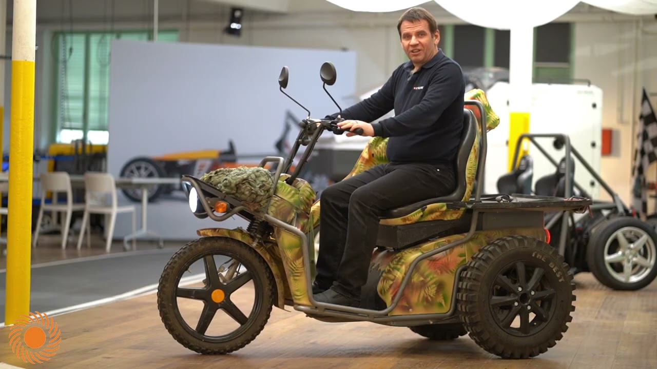 Martin Kyburz, Hersteller der gleichnamigen Elektrodreiräder, stellt einen Teil seiner Flotte vor.