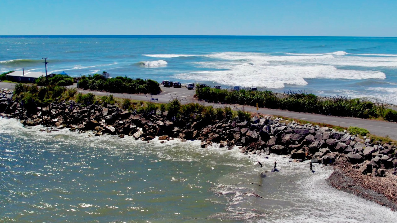 Cobden Breakwall Goes off !! Big chunky Wedges EAT YA WEDGETABLES  paddling out in the Mawhera river