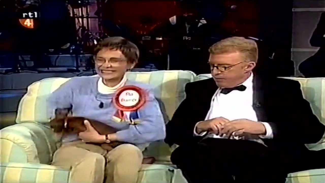 André van Duin   Hondje '' Bambi '' doet trucje