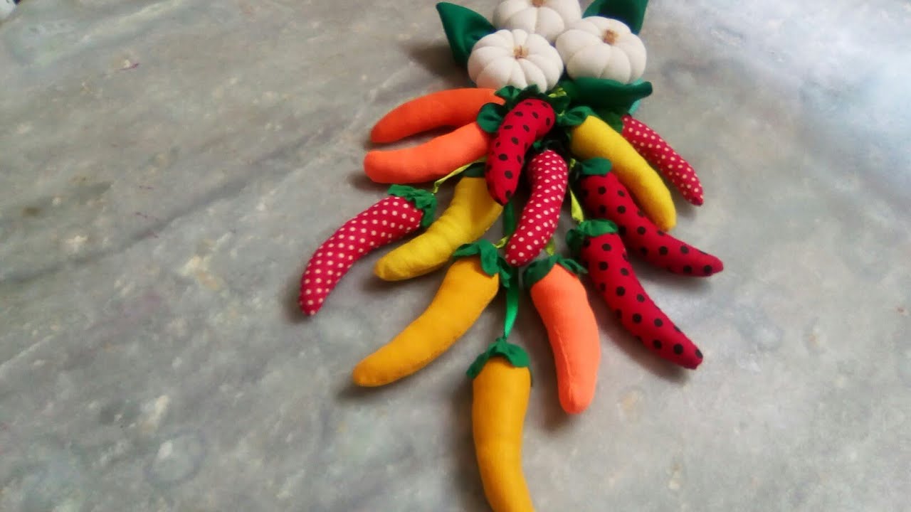 pendurico lindíssimo c/pimentas🌶🌶 e alhos🧄🧄 de tecido para decoração de cozinha