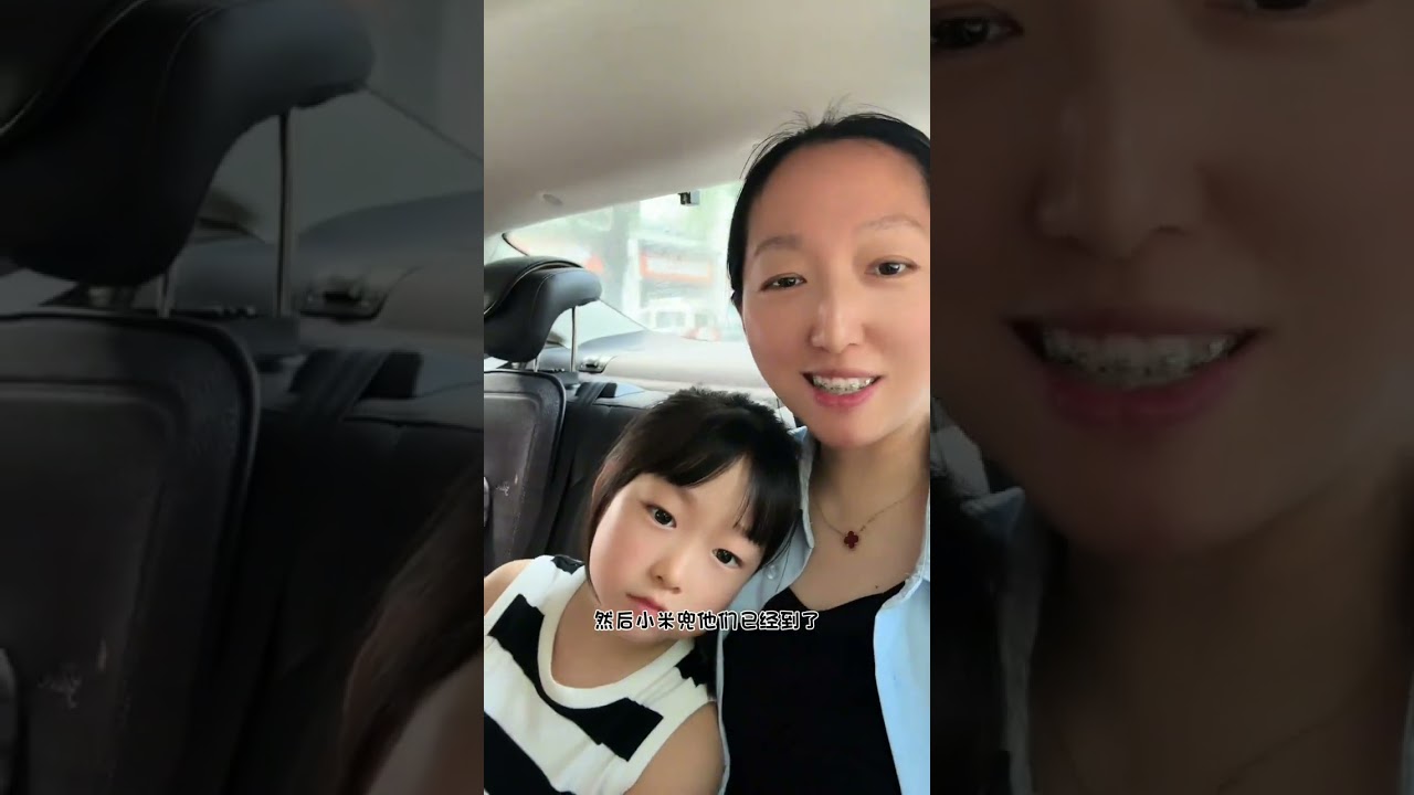 小米兜一家回家了，没想到比我们还先到，家中充满了欢声笑语。三个孩子如同三颗闪耀的星星，相聚在一起，绽放出最绚烂的光芒。他们奔跑在客厅里，笑声如同银铃般清脆，仿佛能驱散一切阴霾。玩具在他们手中传递，快