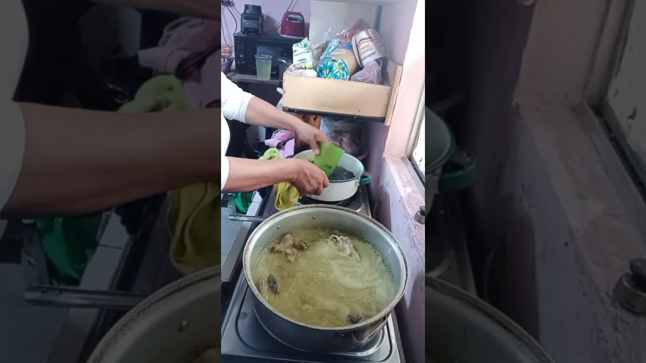 Costillas  en salsa verde  con frijoles  negros  uum q rico 