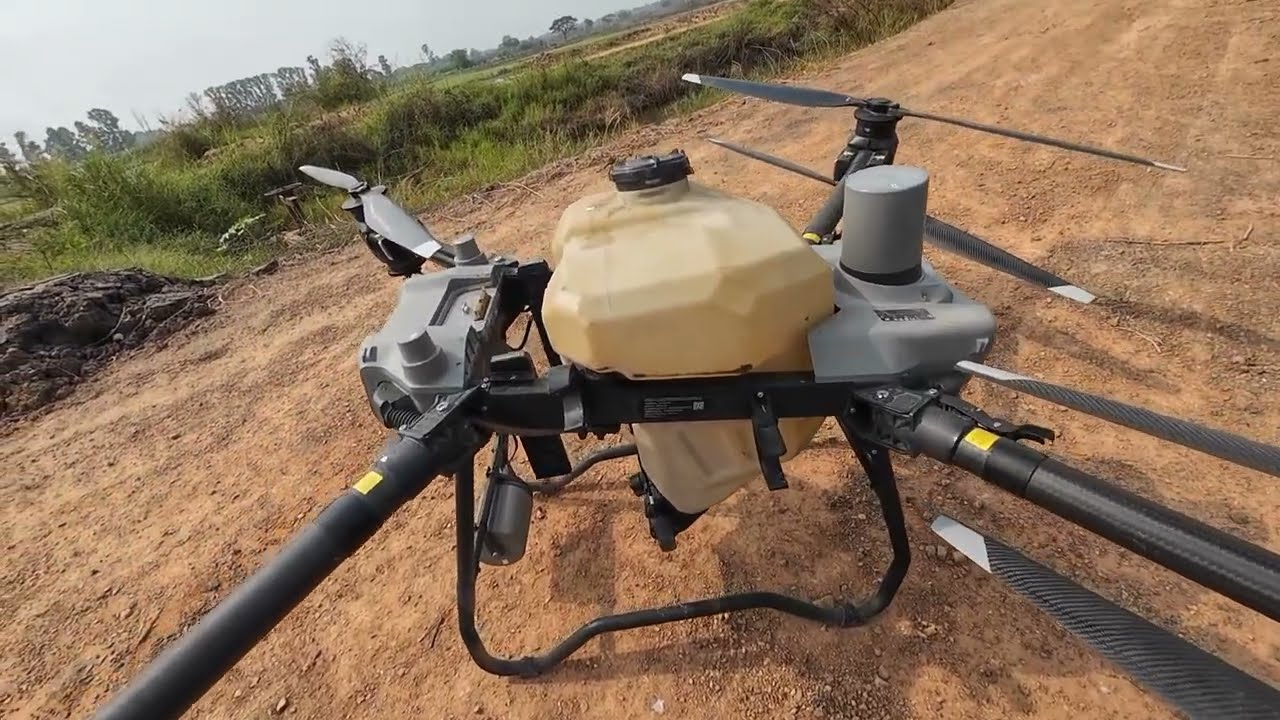 Maatalousdrone kasvinsuojeluaineiden ruiskutuksessa riisipellolla.