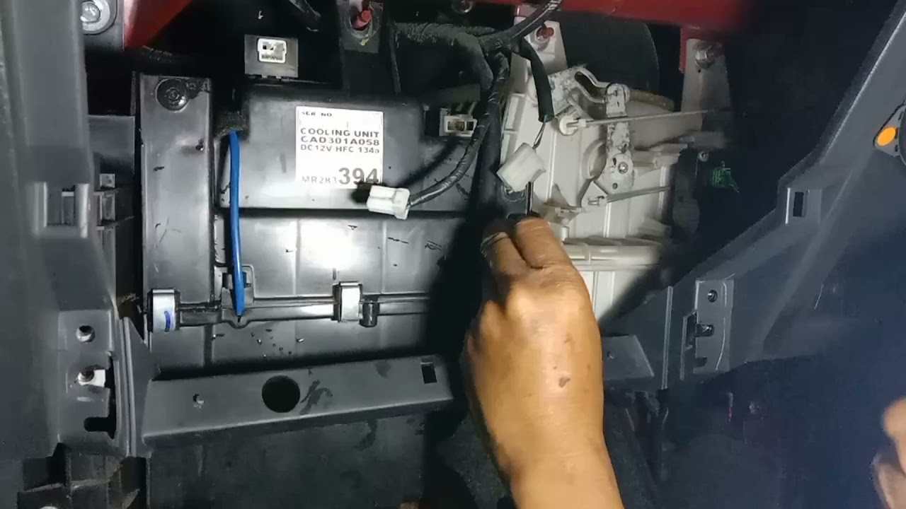 isa sa pinakamadaling linisin ang aircon Mitsubishi Adventure