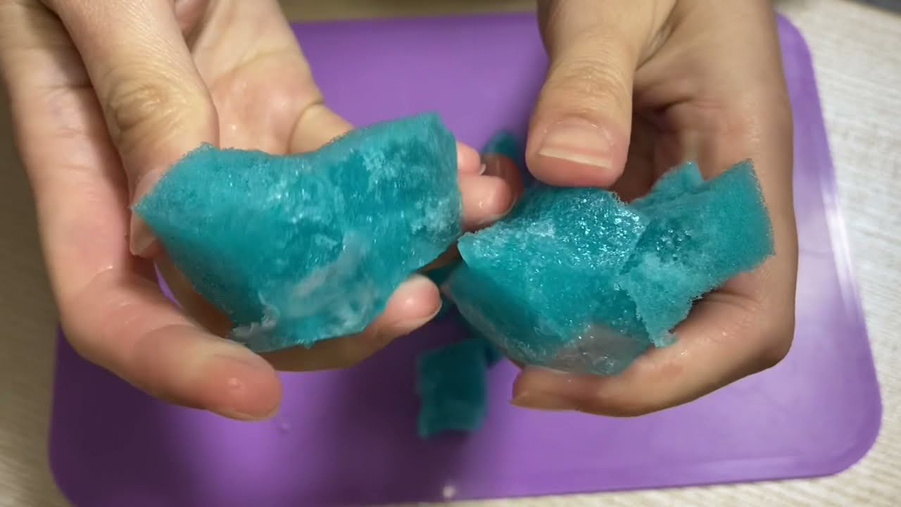 【ASMR】Chopped frozen sponge 🧊🧽🔪凍ったスポンジをみじん切りする音🧊🧽🔪
