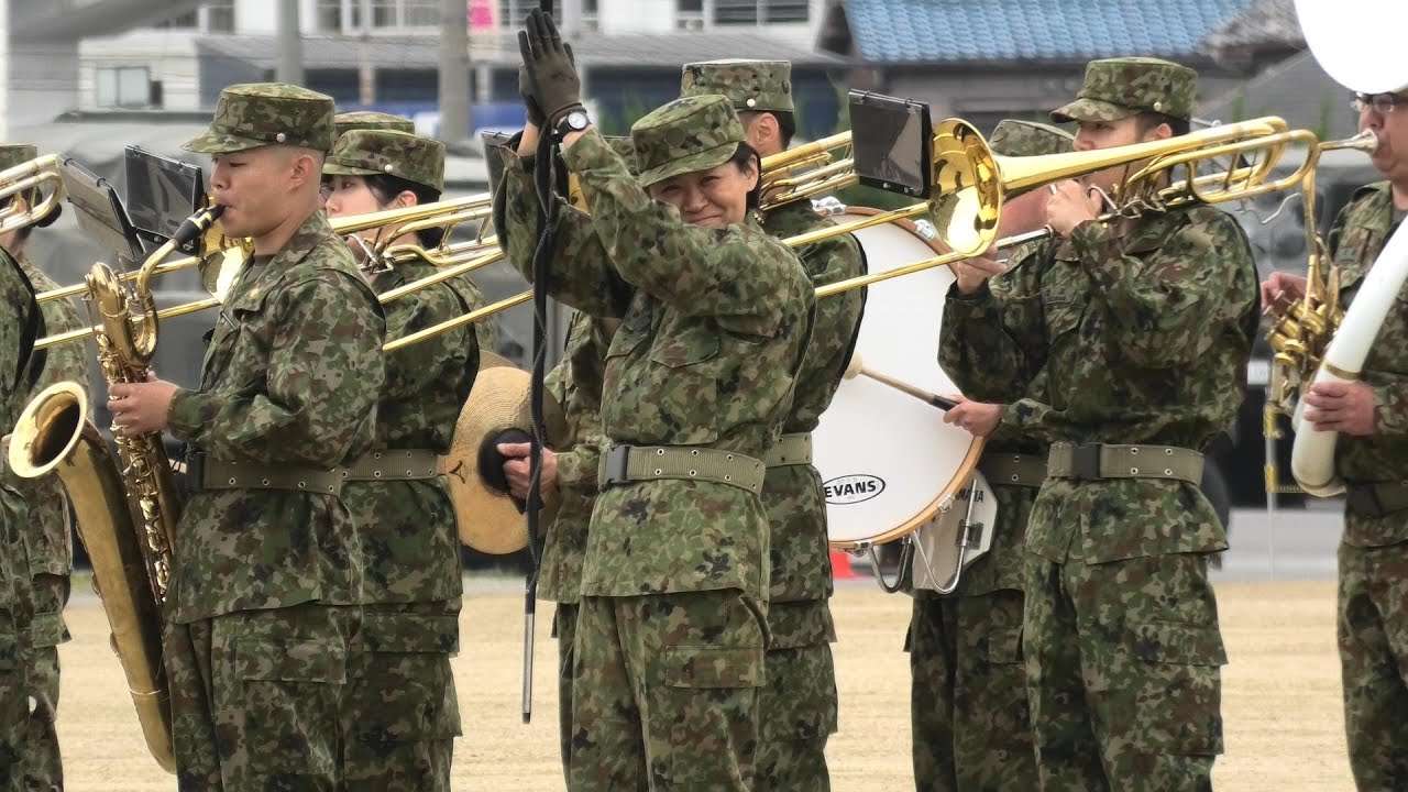 自衛隊が演奏する「燃えよドラゴンズ」