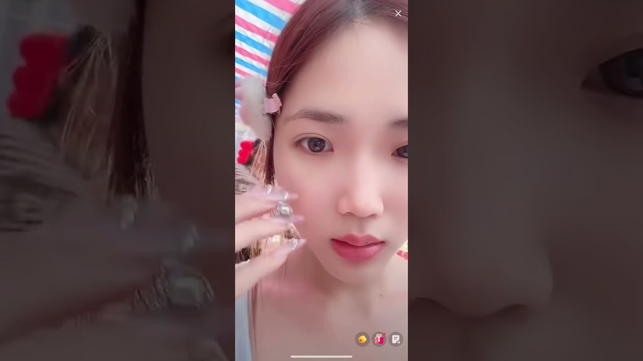 美女直播失误，观众目不转睛