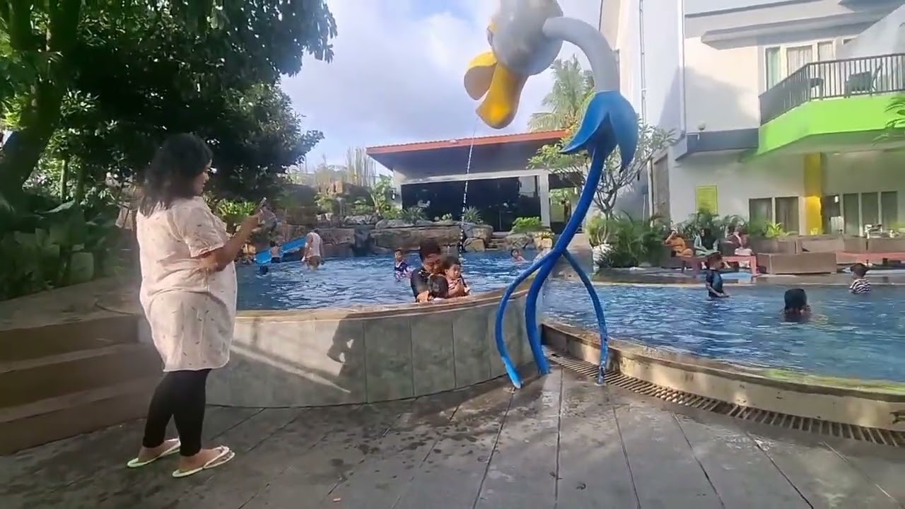Keseruan bersama keluarga#MaxOne Hotel Makassar#kidspool