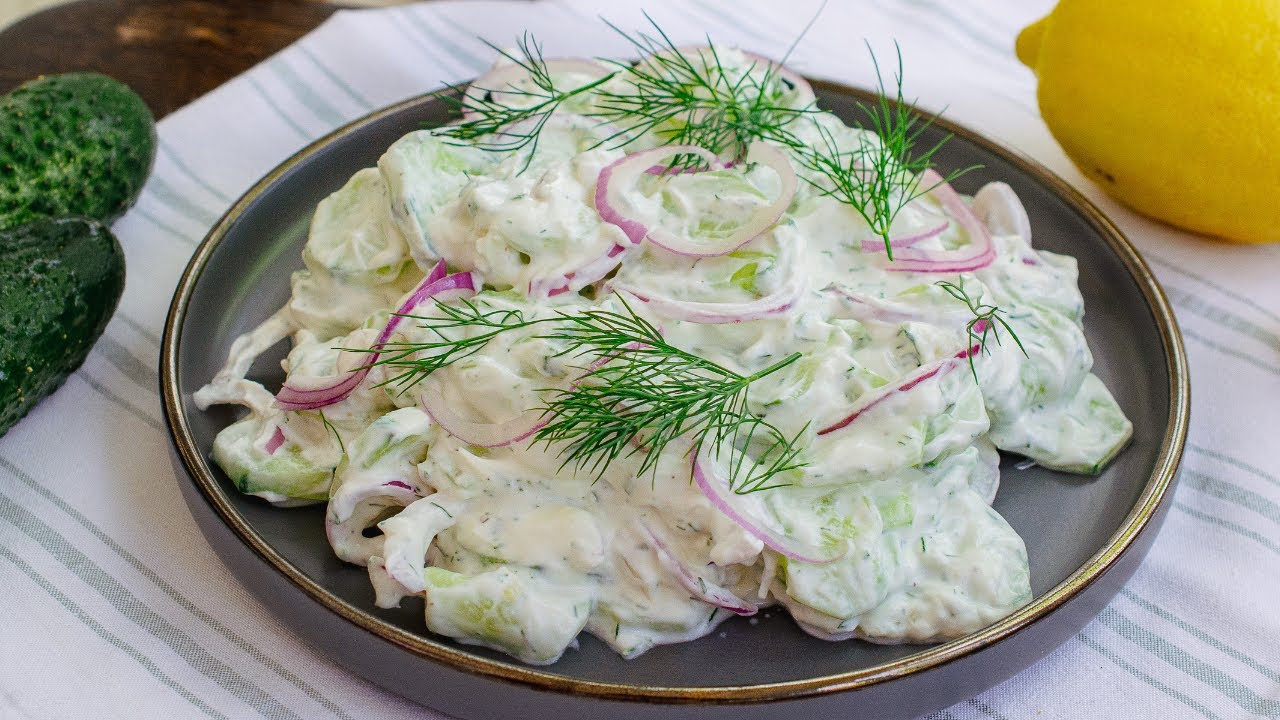 Nu mai faceți altă salată vara asta! 🔥 Salata de castraveți cu iaurt grecesc care merge cu TOT!