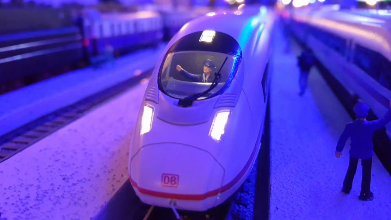 A LOOK INSIDE  ROCO ICE 3 72041 VELARO 407 CLASS