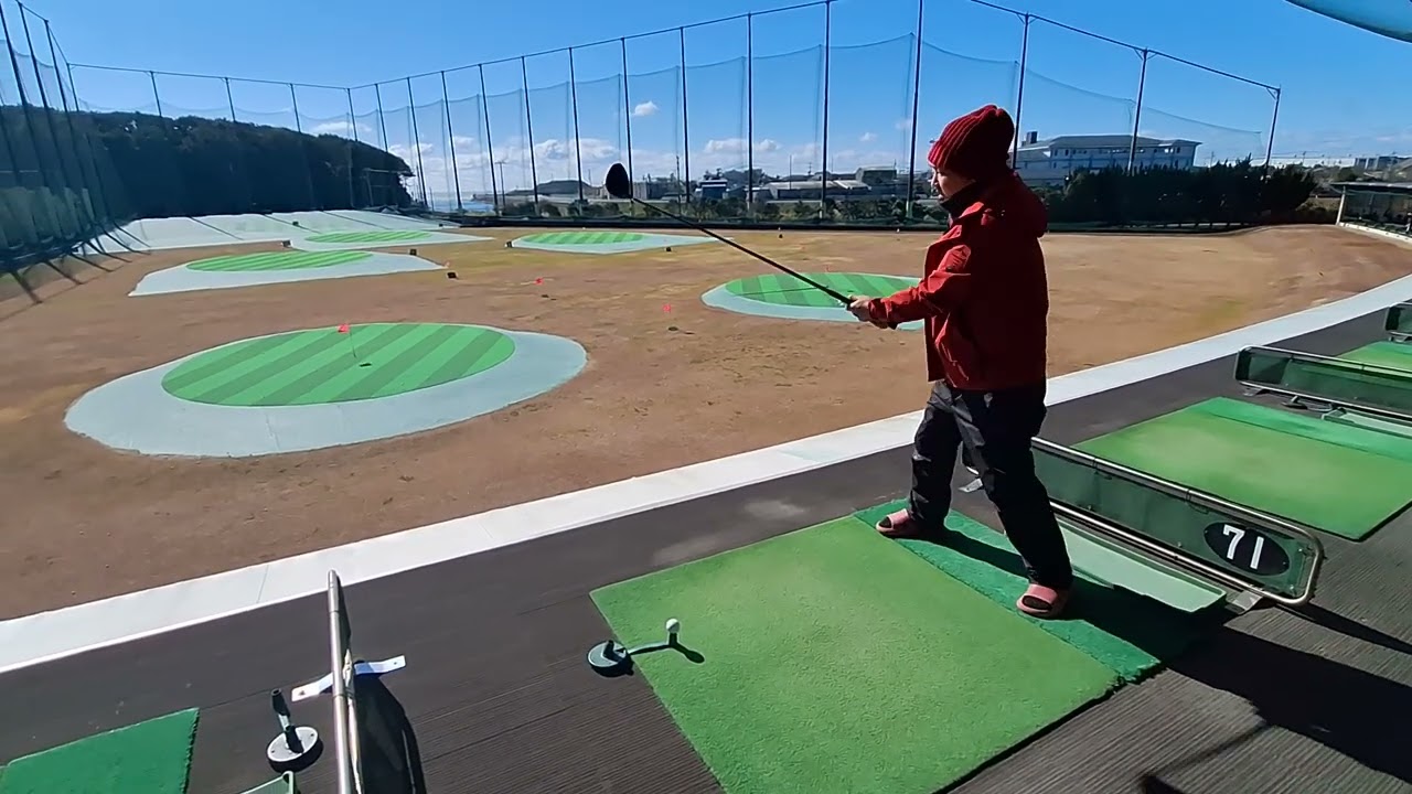 ヒカル社長ゴルフ練習ドライバー左打ち‼️