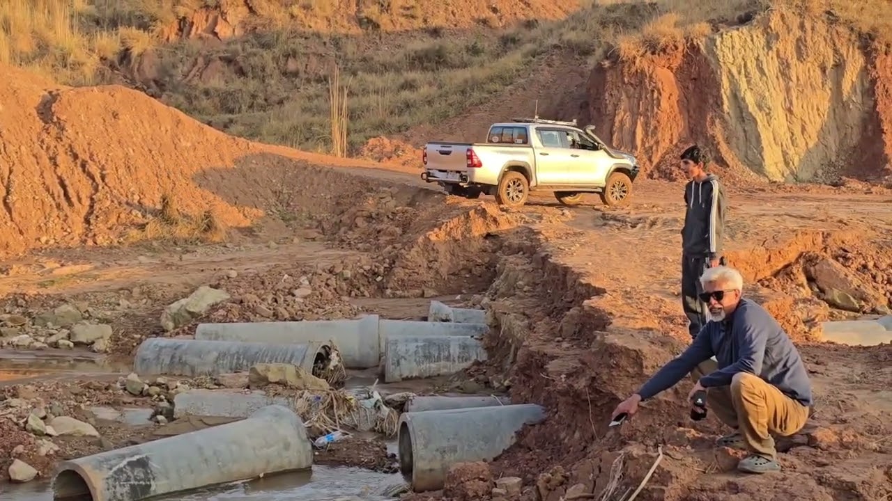 Toyota hilux and other 4x4 struggling in mud