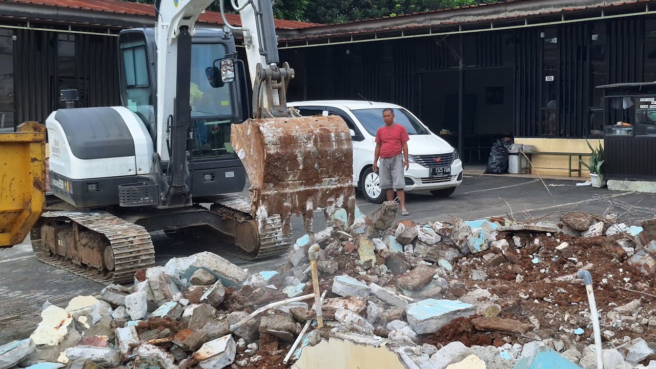 PEMBONGKARAN BANGUNAN LIAR PERINTAH KDM DI DEPAN GERBANG TOL KALIJATI SUBANG