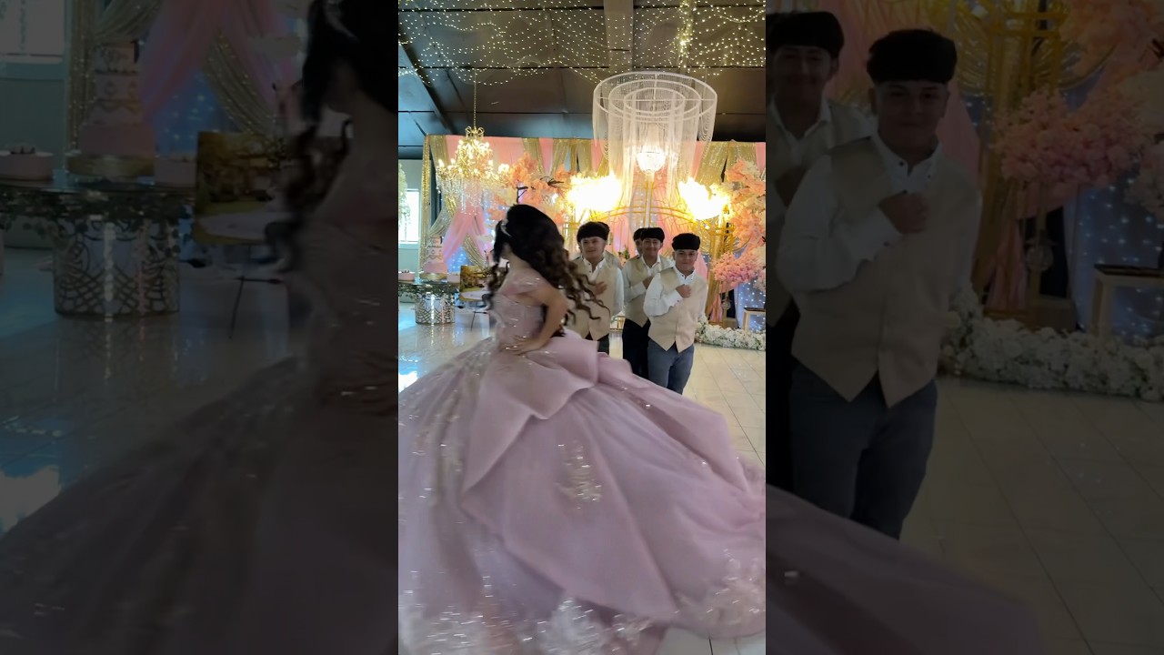 Quincea&ntilde;era y sus chambelanes 🌸#quince #quincea&ntilde;era #chambelanes #vestido