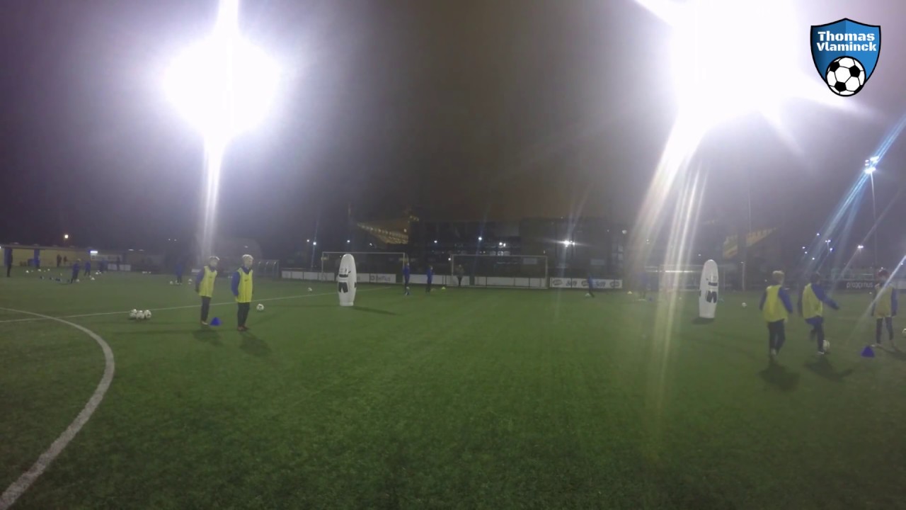 Techniektraining - wegdraaien van verdediger - U11 U12