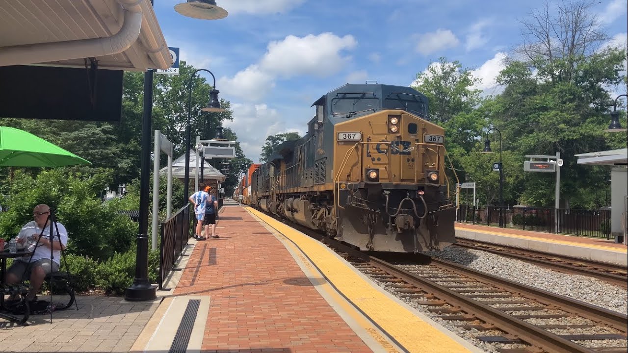 CSX I031 rockets by the Ashland, VA Depot. (GODLY K5LA HORNSHOW!)