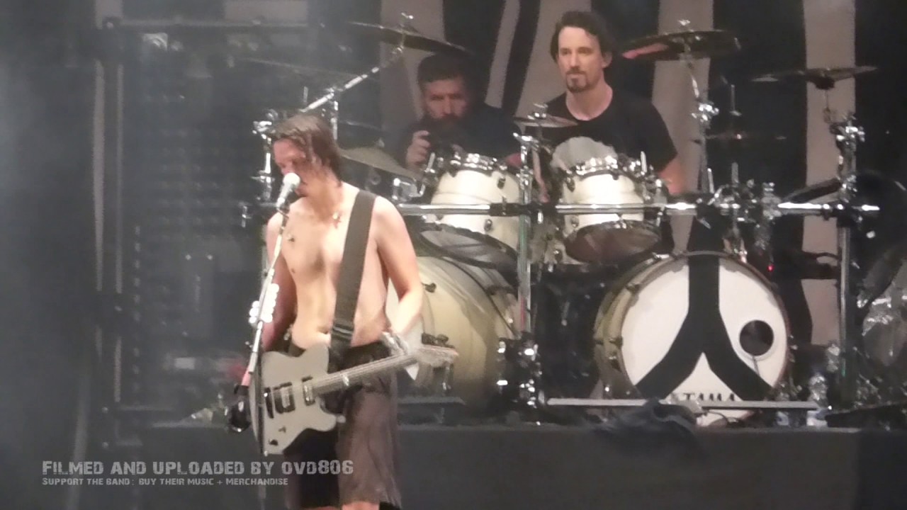 Gojira - Jam (Mario guitar/voice, Joe drums) + Crowdsurfing wastebin@Dynamo Metal Fest (NL)