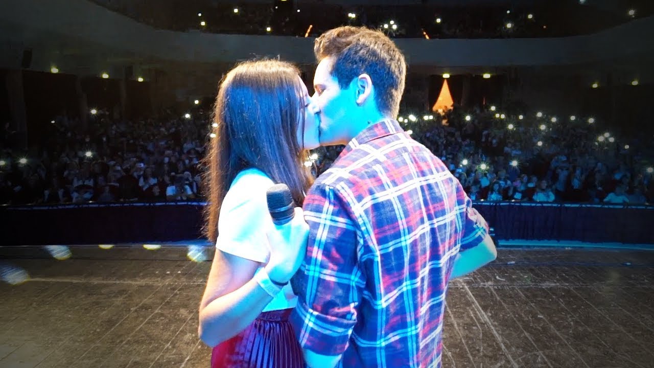 BACIO IN DIRETTA SUL PALCO! *emozionante*