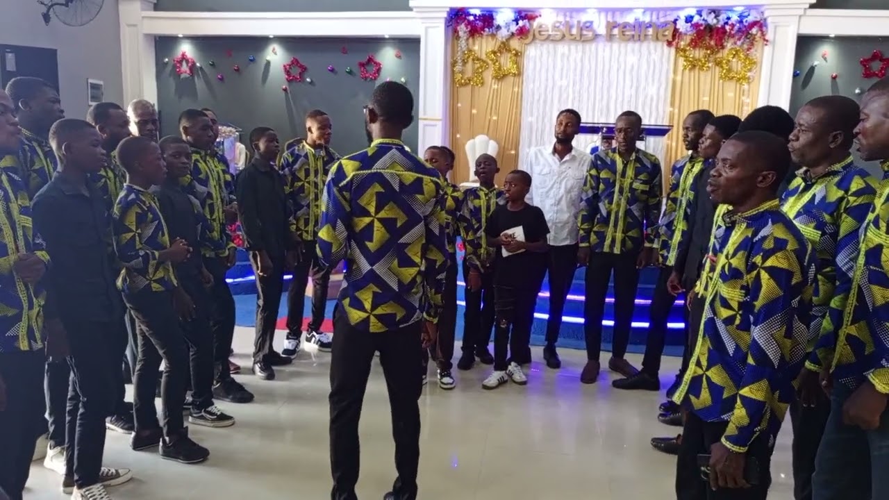 Coro Kiandu Masculino paróquia Jesus Reina Cabinda 