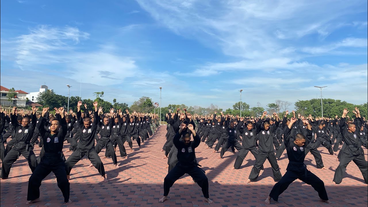 Giat sabtu pagi latihan pencak silat PSHT di Komisariat Universitas Pertahanan 