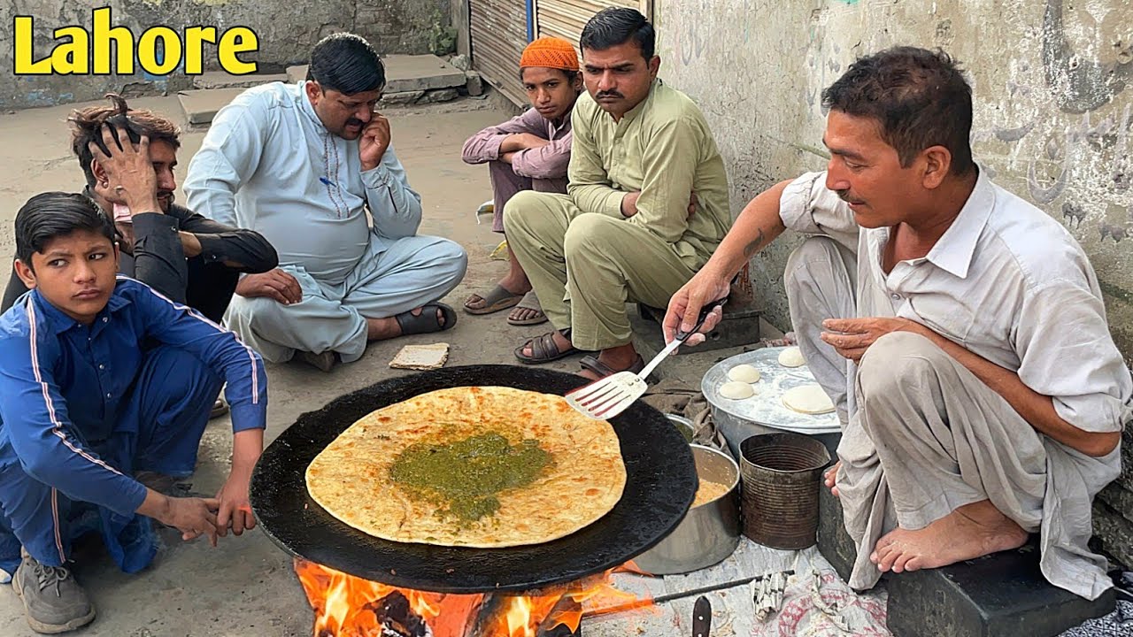 BODI SELLING DESI BREAKFAST SAAG PARATHA ON ROAD SIDE | ALOO PARATHA SAAG PARATHA LAHORE PAKISTAN