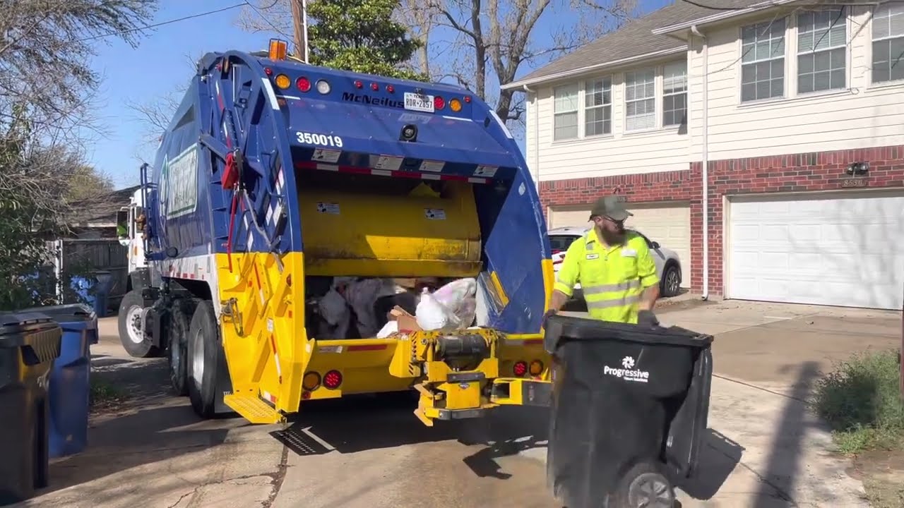 Shiny Waste Connections Pete 520 McNeilus RL on Heavy Alley Trash!
