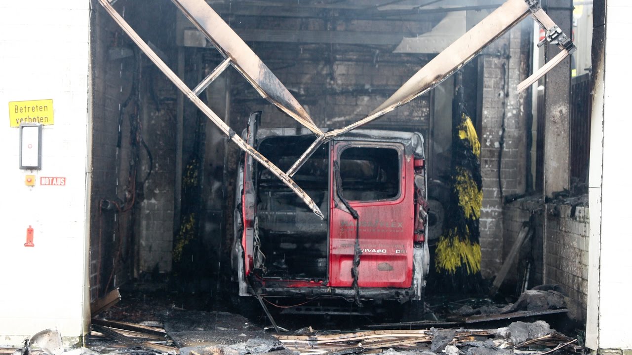 Waschanlage steht in Vollbrand