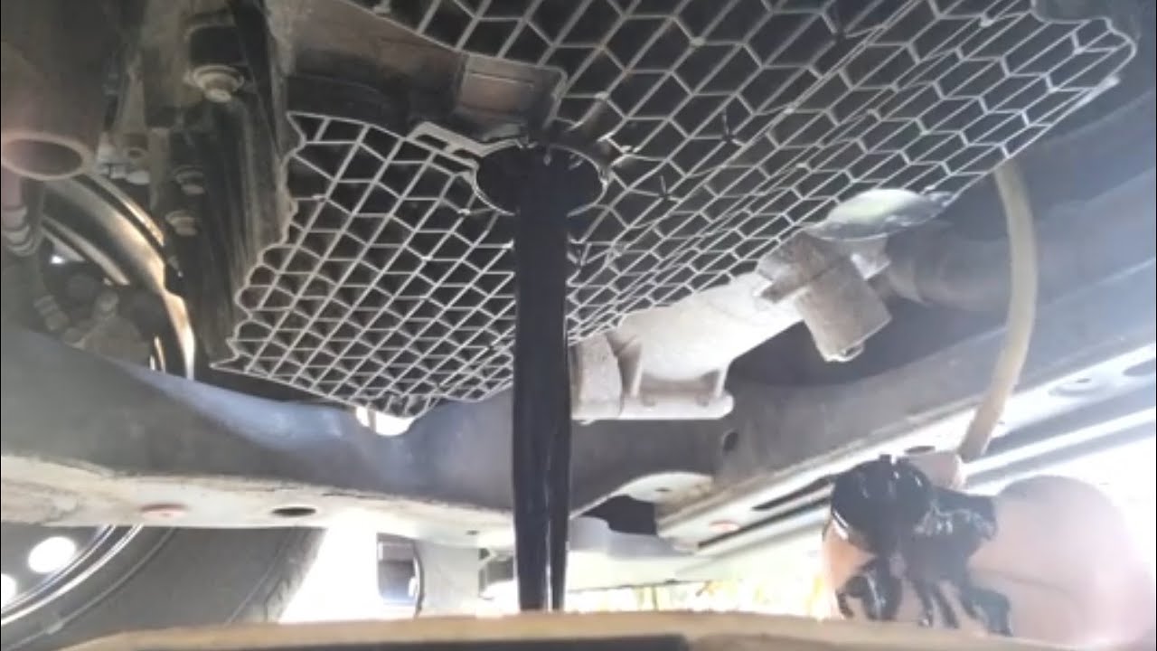 Výmena oleja Ford Mondeo MK5 2.0 TDCi 110kW/132kW (Changing oil filters)