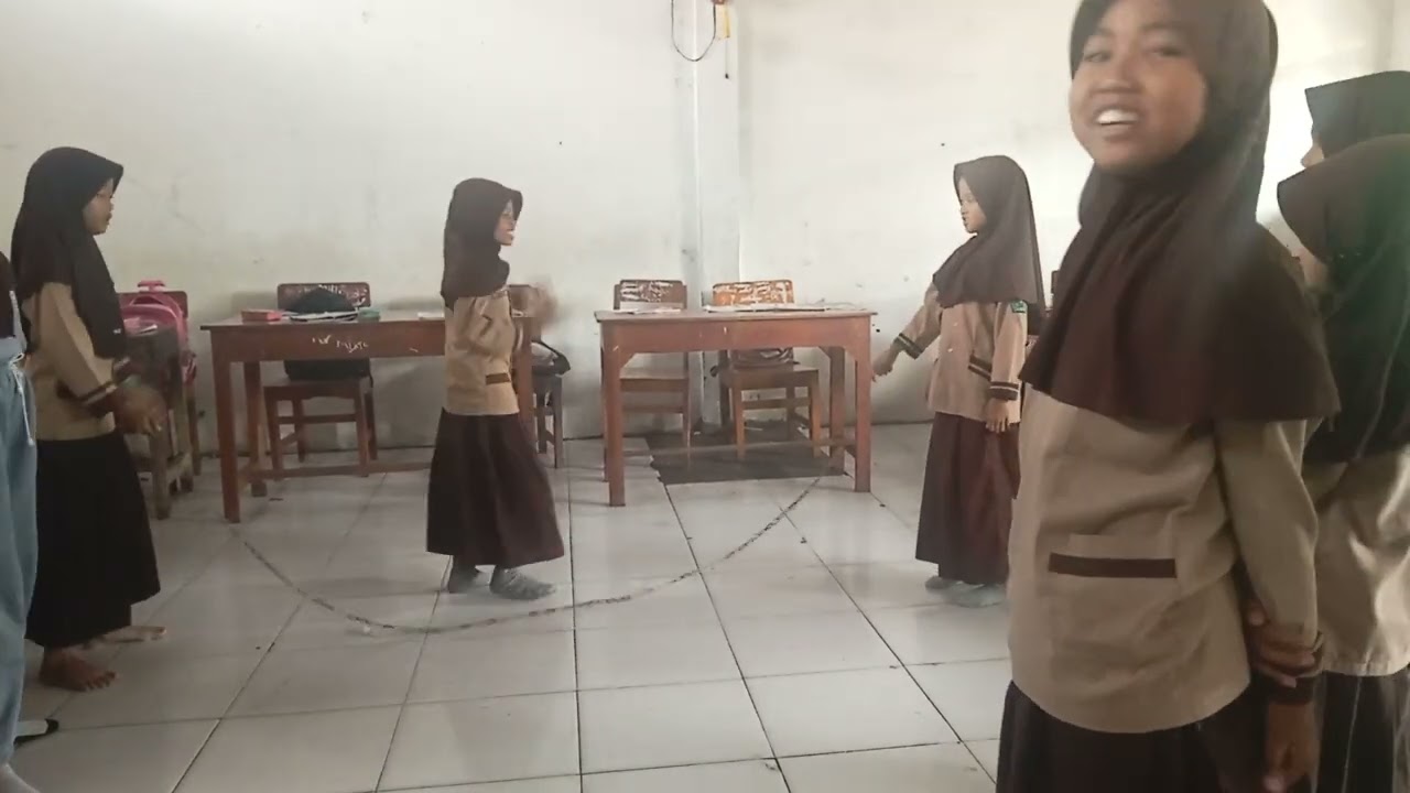 Aktivitas Latihan Lompat Tali Berteman PJOK KELAS 3