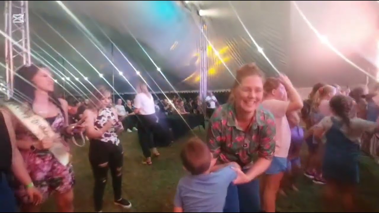 Gouefees crowd dances with Eloff