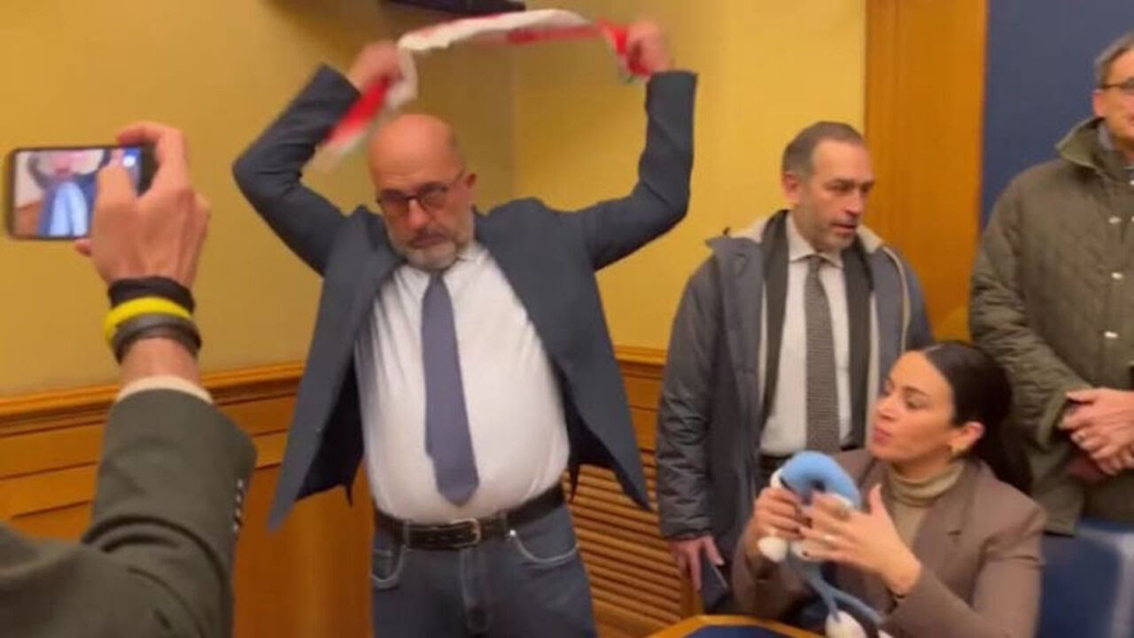 Casapound alla Camera, le opposizioni occupano la sala stampa e intonano 