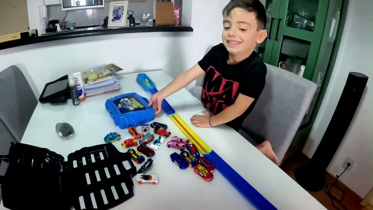GAEL MONTANDO A PISTA DE HOT WHEELS MAIS LOUCA! Desafio do Looping na Sala 😱🚗