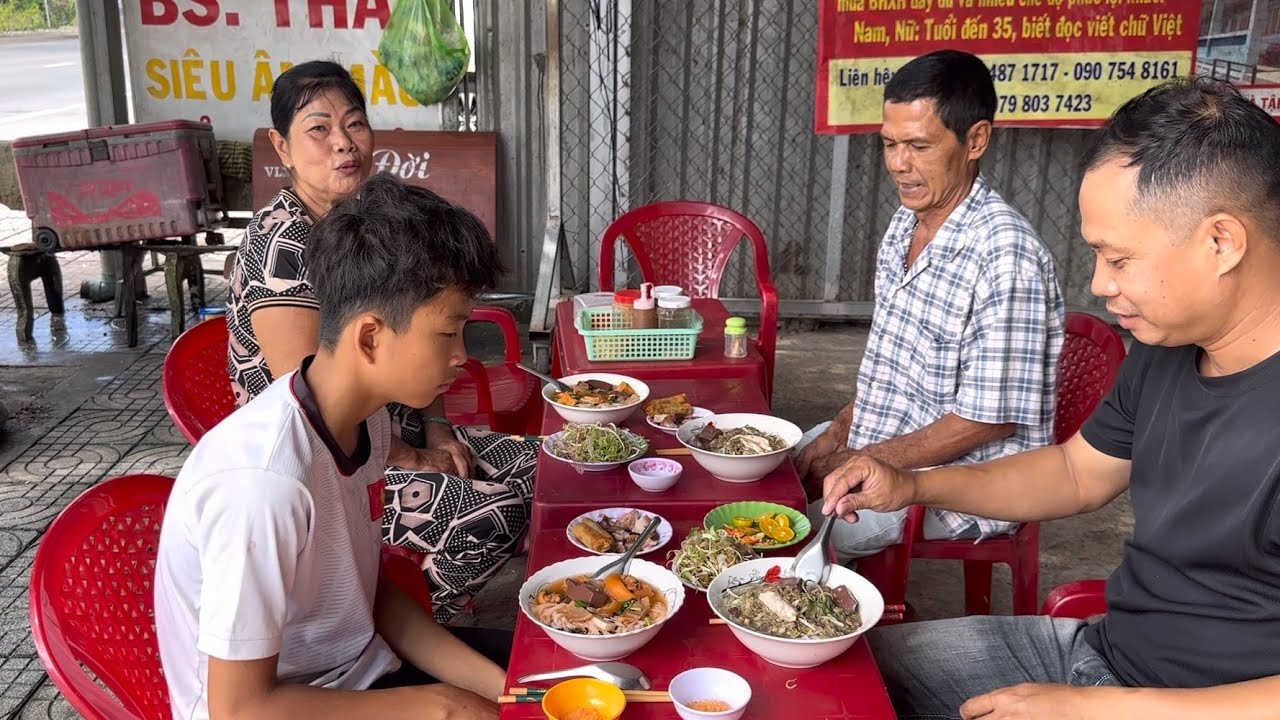 Đầu Năm Dẫn Gia Đình Đi Ăn Bún Nước Lèo Heo Quay trà Vinh /at6n