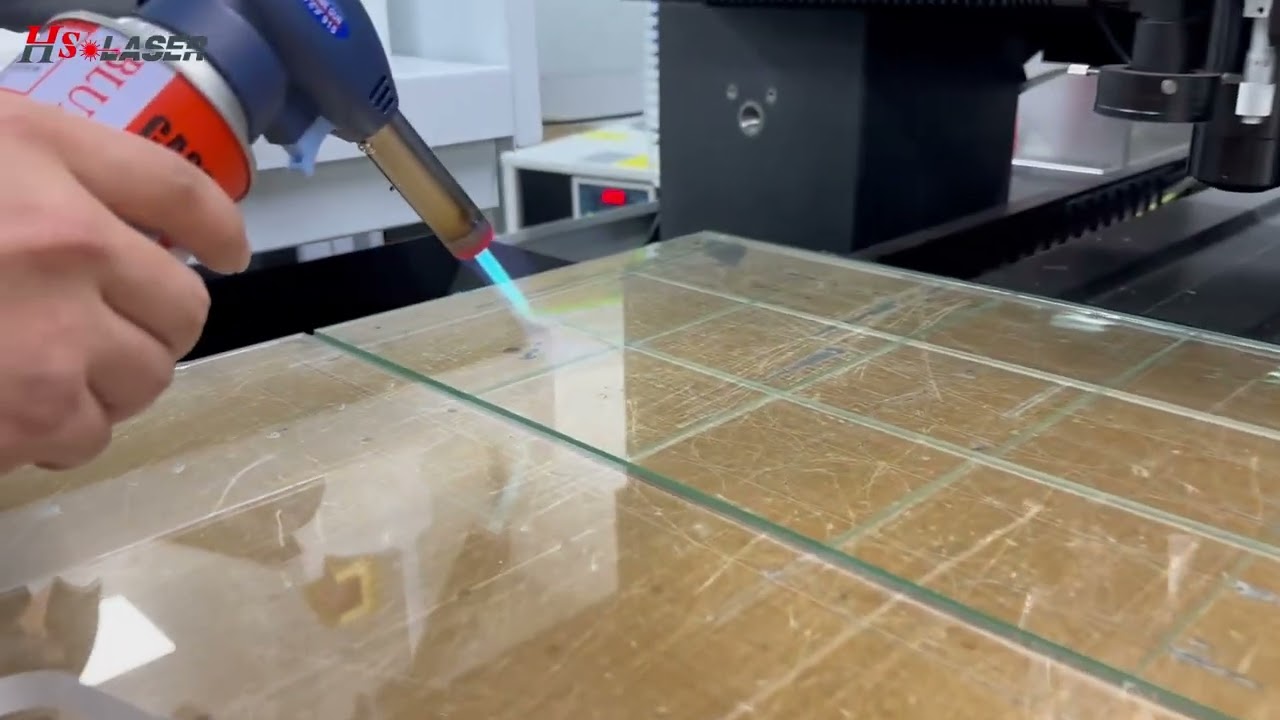 Машина для лазерной резки стекла режет стекло толщиной 5 мм с помощью огневого нагрева