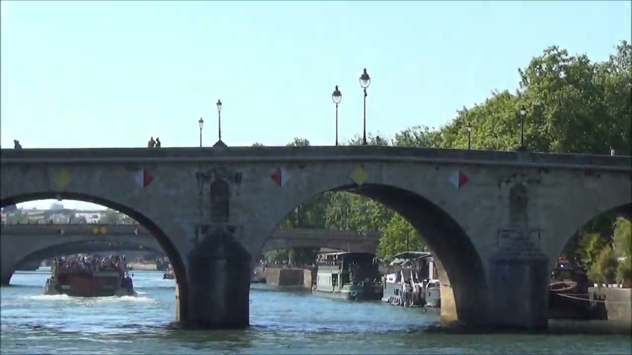 TRES MOZAS DE VALLESA DE LA GUAREÑA EN PARÍS - PASEO EN BARCO POR EL SENA EN UN BATEAUX MOUCHES
