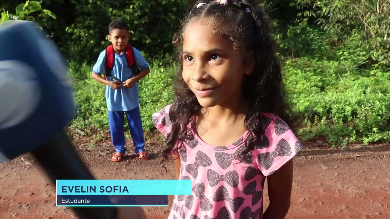 Mãe e estudantes vão a pé para a escola no Povoado São Raimundo devido a falta de transporte escolar