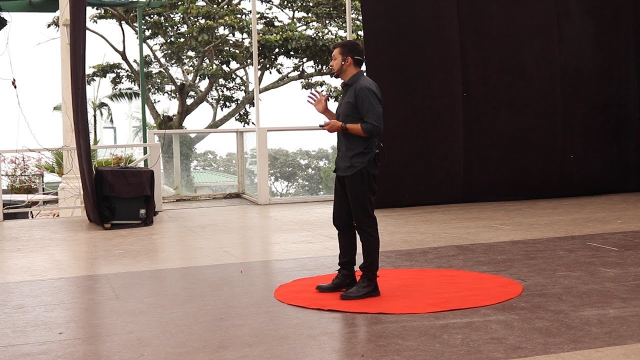 Tu cerebro no est&aacute; hecho para pensar | Felipe Moncada | TEDxSantaTecla