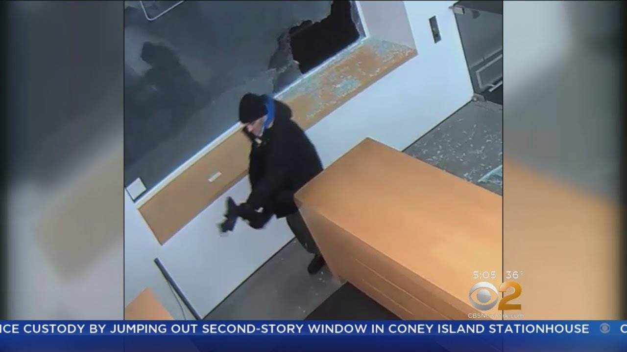 Man Breaks Into SoHo Apple Store