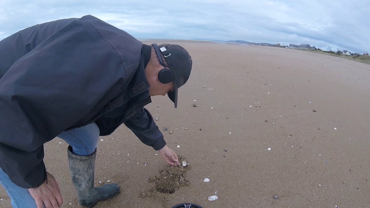 Une grosse bague 3 ors sur la plage en détection avec le XP DEUS