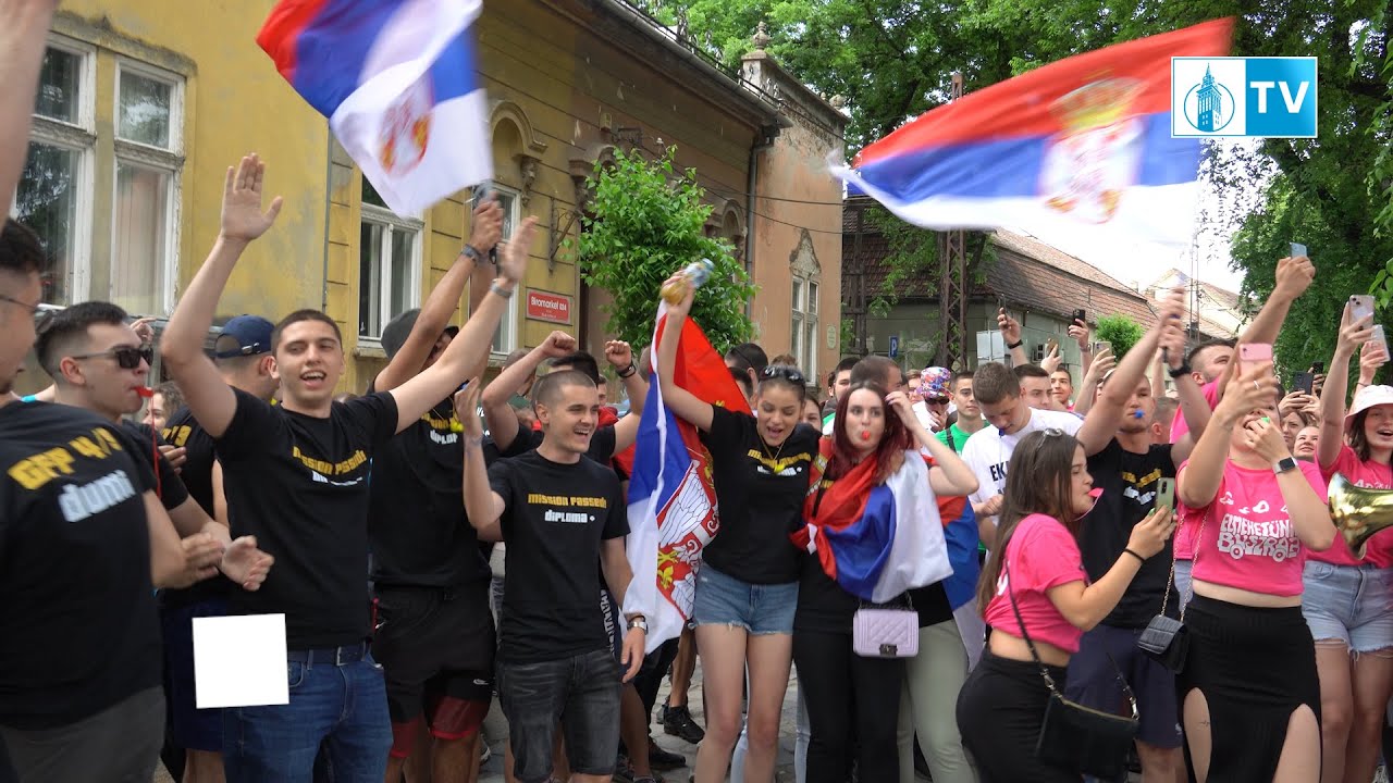 Maturanti Politehničke škole uz trubače i pištaljke proslavili poslednji dan škole