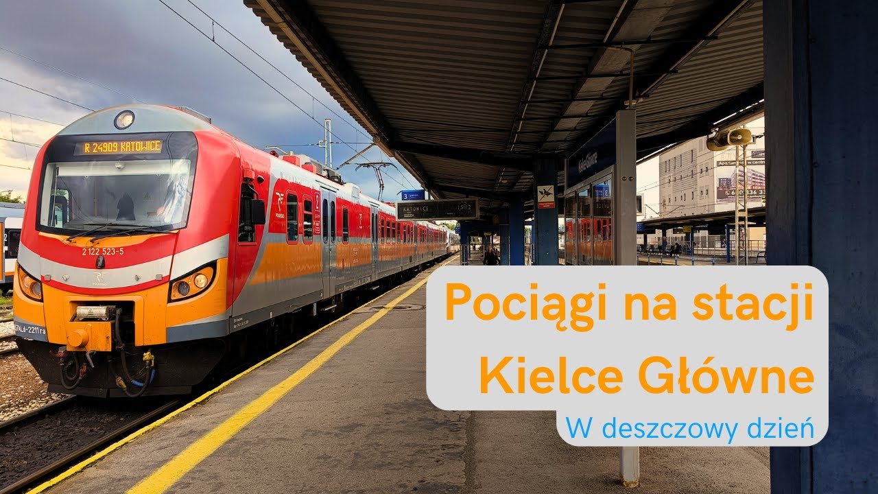 Pociagi na stacji Kielce w deszczowy dzień