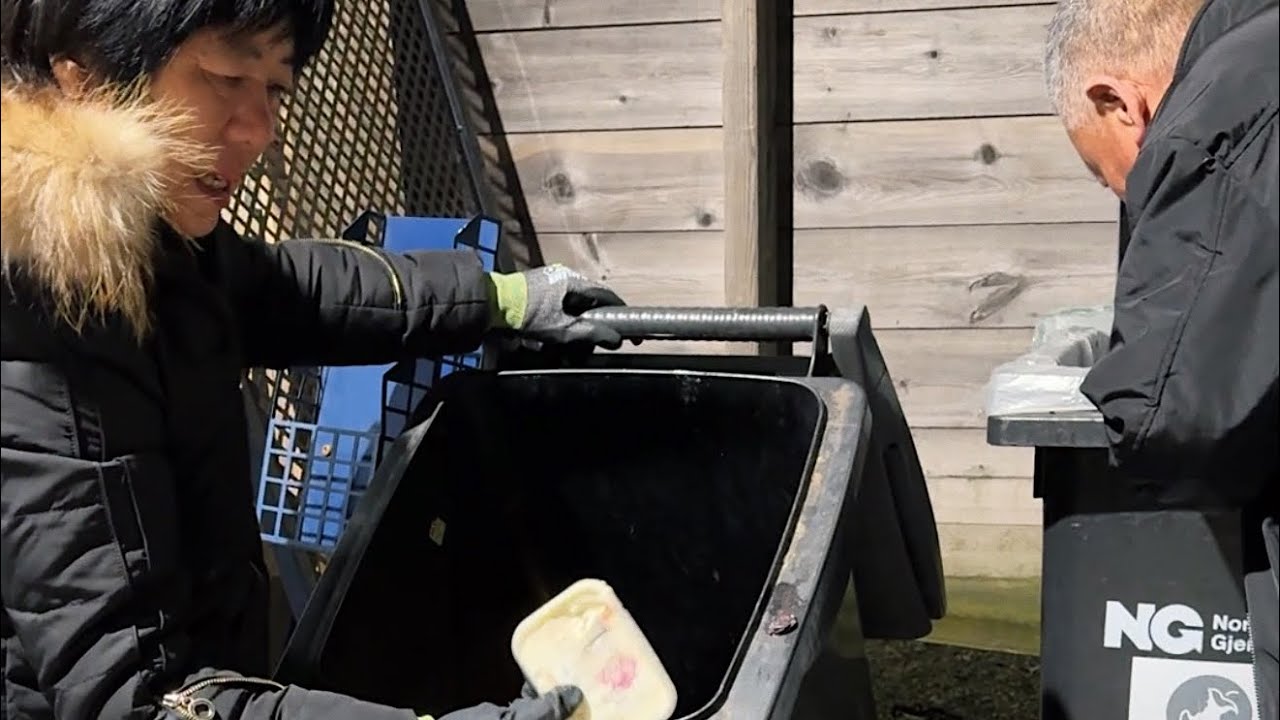 老爸老妈漂洋过海来挪威体验捡垃圾的乐趣，第一次开垃圾盲盒就中奖了