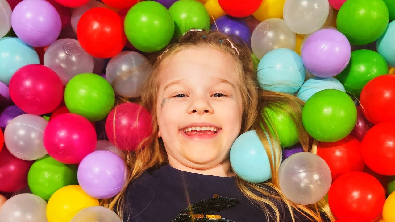 УИИИ! 😱 Лилли ЛЕТИТ с ГОРКИ и ПРЫГАЕТ на БАТУТАХ! Первый раз в детском центре! 🚀 My super Lilly